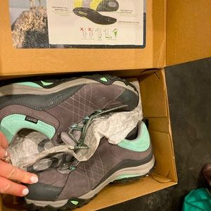 OBOZ 10.5 *WORN ONCE Sapphire Low B Dry Waterproof hiking shoe. Original box.